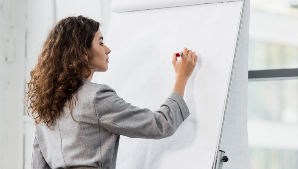 femme en train de travailler sur un paperboard 