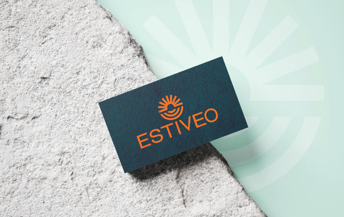 Création du logo d'Estivéo, présenté sur une carte de visite