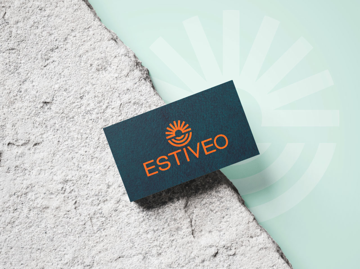 Création du logo d'Estivéo, présenté sur une carte de visite
