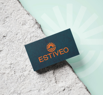 Création du logo d'Estivéo, présenté sur une carte de visite
