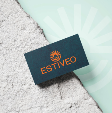 Création du logo d'Estivéo, présenté sur une carte de visite