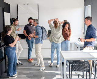Equipe de l'agence Welko au petit déjeuner de l'équipe, dans une bonne ambiance