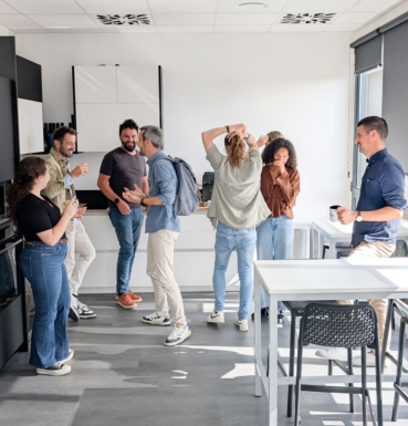 Equipe de l'agence Welko au petit déjeuner de l'équipe, dans une bonne ambiance