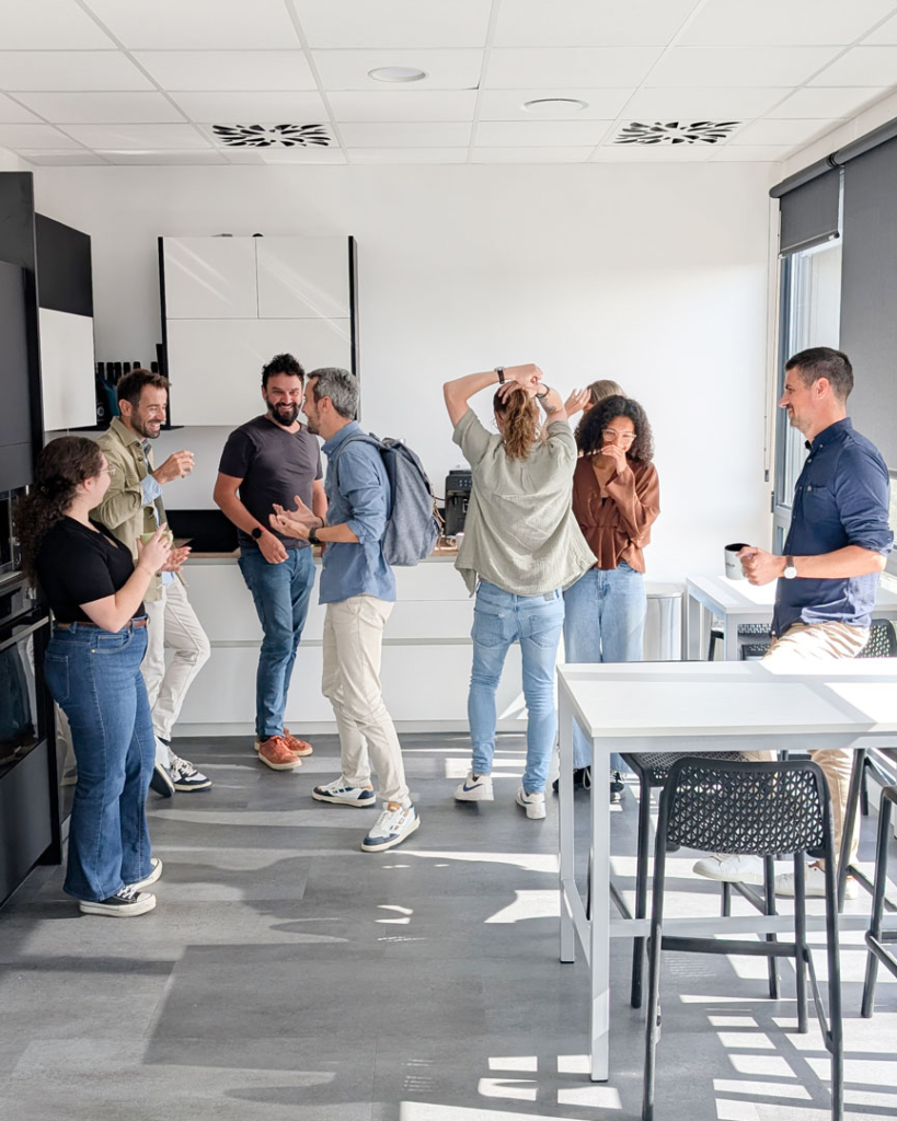 Equipe de l'agence Welko au petit déjeuner de l'équipe, dans une bonne ambiance