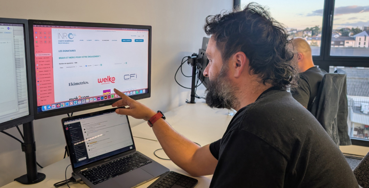 François-Joseph, associé chez Welko, signant la charte numérique responsable, un nouvel engagement RSE pour l'agence